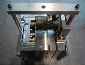  Screw / Un-Screw Precision Mold